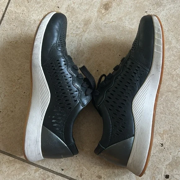 Dansko leather tennis shoes in GUC - Picture 5 of 7